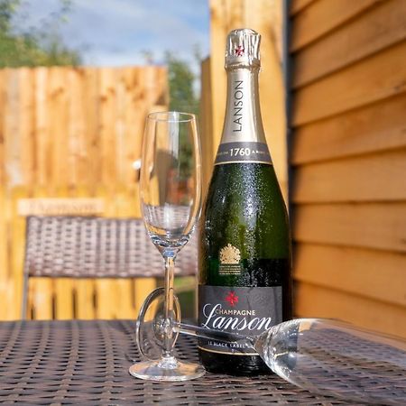 Alderton  Apple - Luxury Cabin In The Cotswoldsヴィラ エクステリア 写真