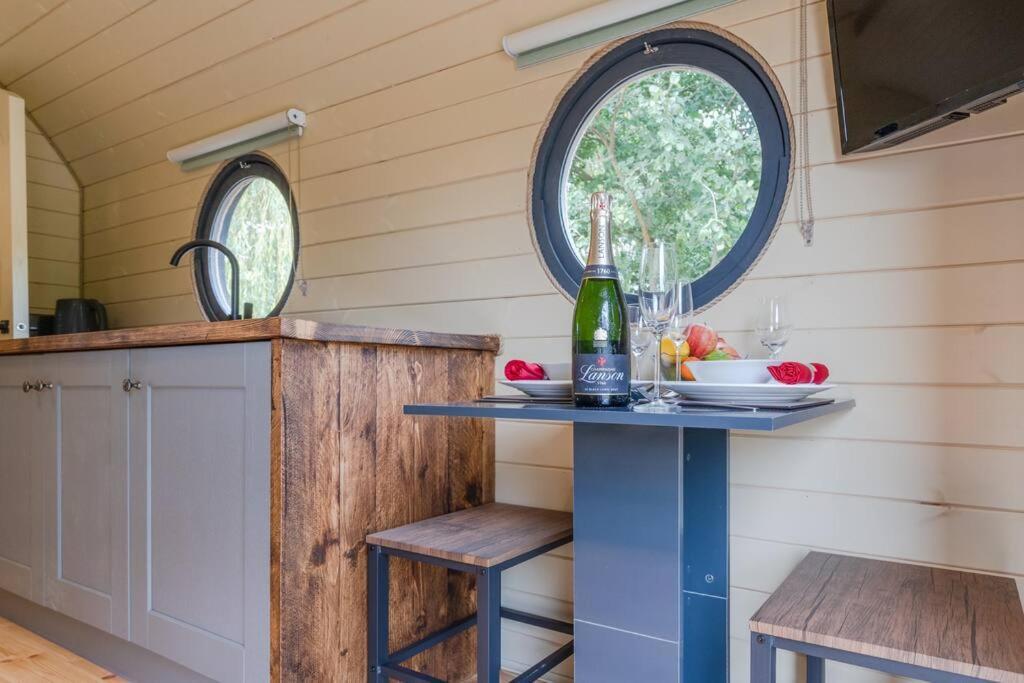 Alderton  Apple - Luxury Cabin In The Cotswoldsヴィラ エクステリア 写真