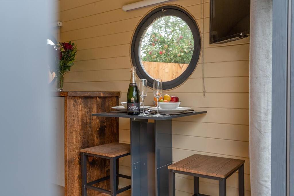 Alderton  Apple - Luxury Cabin In The Cotswoldsヴィラ エクステリア 写真