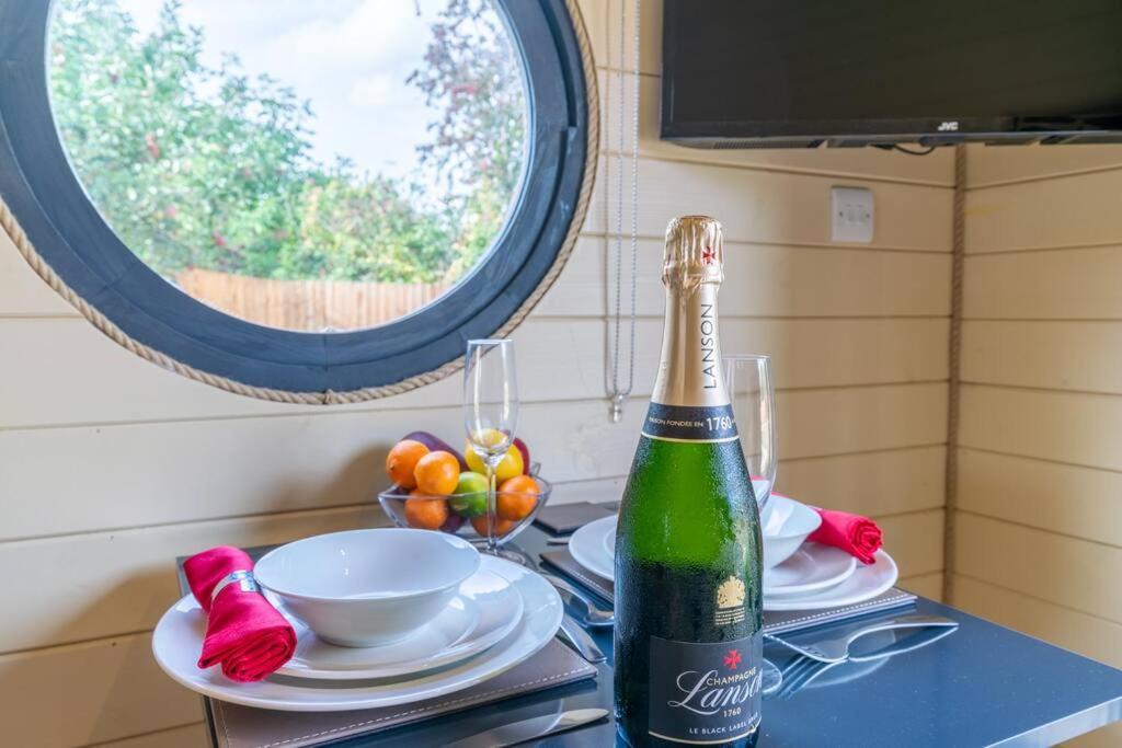 Alderton  Apple - Luxury Cabin In The Cotswoldsヴィラ エクステリア 写真