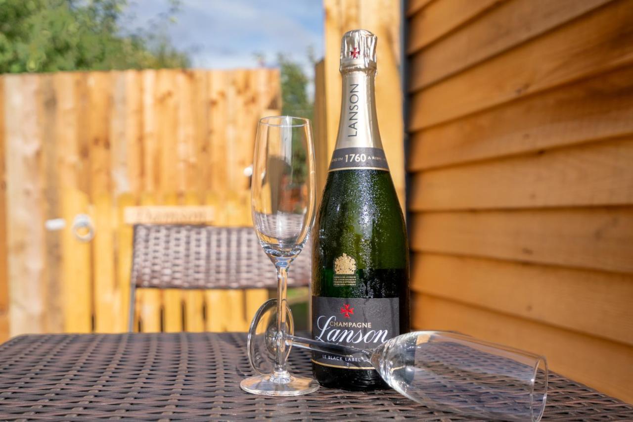 Alderton  Apple - Luxury Cabin In The Cotswoldsヴィラ エクステリア 写真